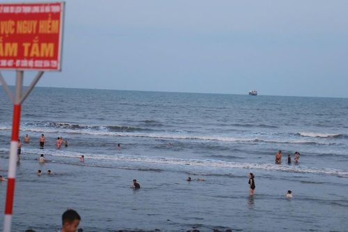 Biển Thịnh Long ở Ninh Bình kín người, trẻ nhỏ vô tư tắm ngay khu vực nguy hiểm