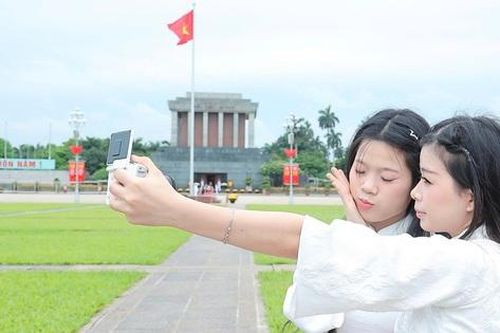 Giới trẻ rộn ràng check-in bên Lăng Bác dịp 30/4
