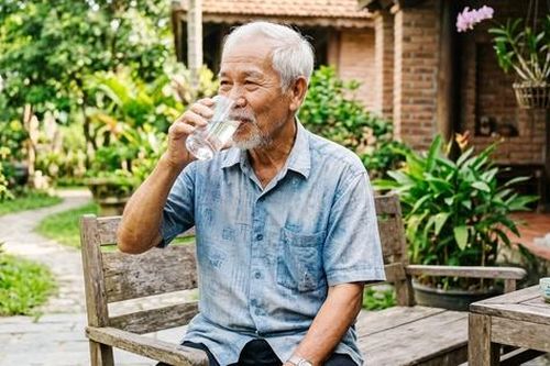 Người cao tuổi cần uống bao nhiêu nước mỗi ngày là đủ?