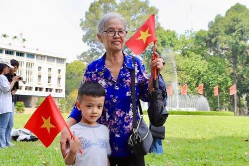 Người dân tấp nập mua vé tham quan, check-in Dinh Độc Lập dịp lễ 30/4