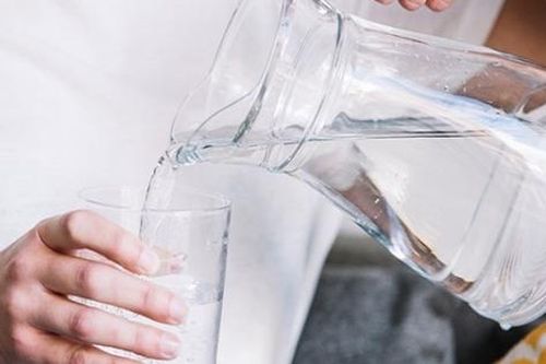 Triệu chứng ngộ độc rượu diễn tiến như thế nào và sai lầm cần tránh khi 'giải rượu'