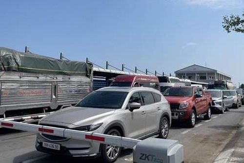 Du khách xếp hàng từ 4 giờ sáng để ra đảo Cát Bà