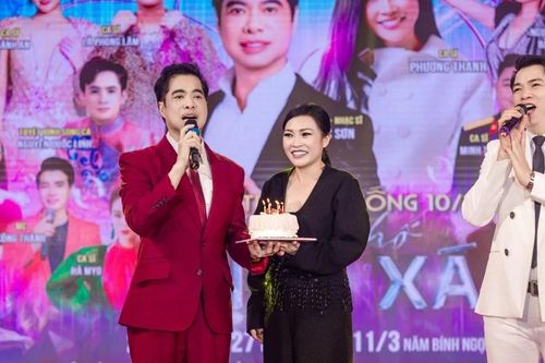 Ngọc Sơn tổ chức sinh nhật cho Phương Thanh ngay trên sân khấu Bắc Ninh