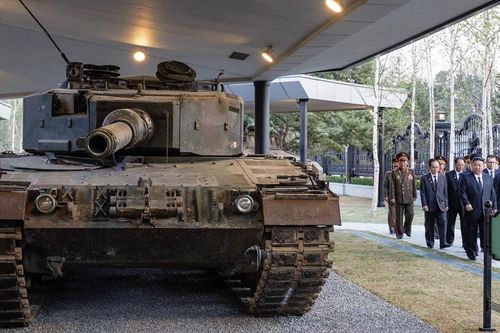 Triều Tiên trưng bày xe tăng chủ lực Leopard 2A4 thu từ chiến trường Ukraine