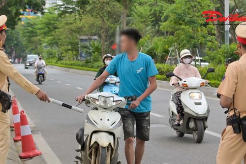 Nhiều thanh thiếu niên vi phạm giao thông trong kỳ nghỉ lễ, CSGT Hà Nội tăng cường xử lý