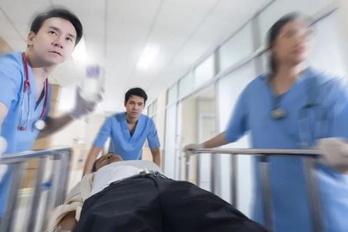 Tai nạn nghiêm trọng vì cố nhịn tiểu trên bàn nhậu