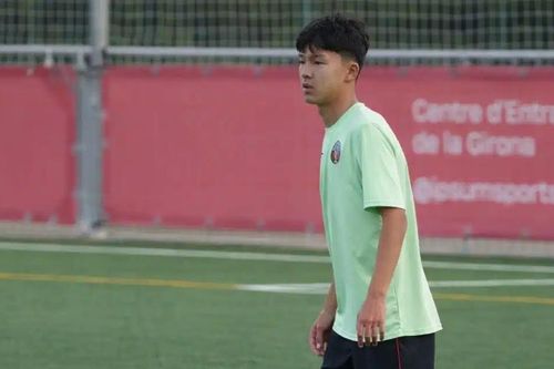 Bị lừa trắng tay, cậu bé Kazakhstan vẫn chạm giấc mơ Barca