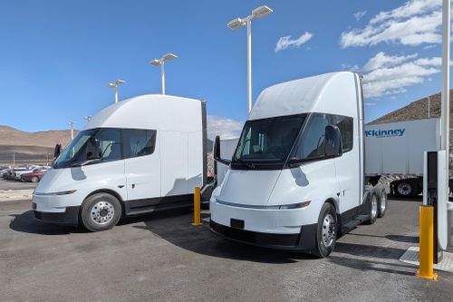 Sau 7 năm trễ hẹn, Tesla Semi đã được sản xuất hàng loạt