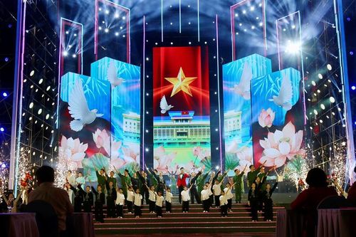 'Tình ca đất nước' tối 30.4 thu hút hàng ngàn khán giả tại phố đi bộ Nguyễn Huệ