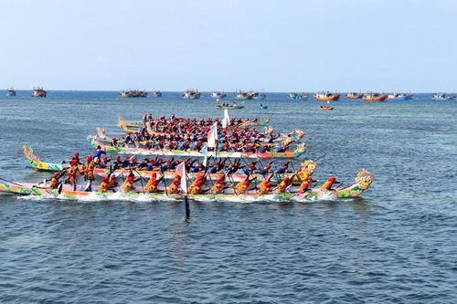Lý Sơn rộn ràng Hội đua thuyền truyền thống tứ linh