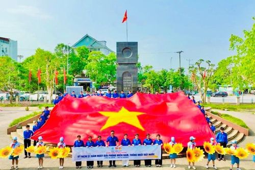 Hành trình lá đại kỳ vượt hơn 400km kết nối những 'địa chỉ đỏ'