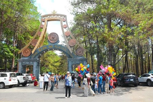 Gia Lai: Phố núi Pleiku nhộn nhịp khách tham quan dịp lễ
