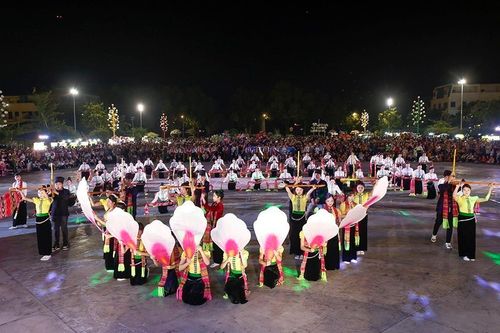 Ấn tượng hội thi 'Lung linh vòng Xòe' năm 2026 tại Lào Cai