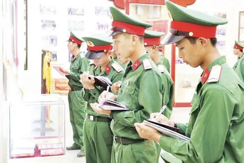 Đổi mới công tác chính trị, tư tưởng