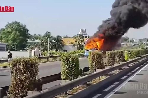 [Video] Xe khách cháy trên cao tốc TP Hồ Chí Minh - Trung Lương, ùn tắc kéo dài