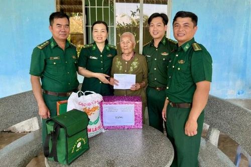 Thăm, tặng quà Mẹ Việt Nam anh hùng và con nuôi trong Chương trình 'Mẹ đỡ đầu'
