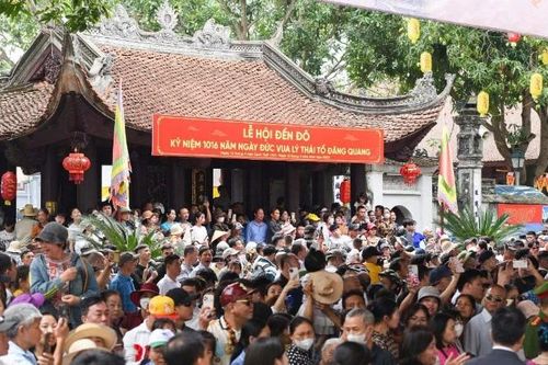 Hàng vạn du khách trảy hội Đền Đô, tri ân công đức các vị vua triều Lý