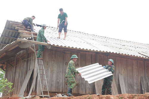 Lực lượng vũ trang Quân khu 4 tận tụy giúp dân khắc phục hậu quả lốc xoáy