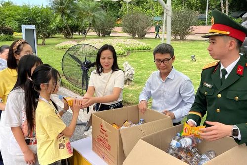 Tặng 45.000 suất nước, sữa, bánh mì cho du khách vào Lăng viếng Bác