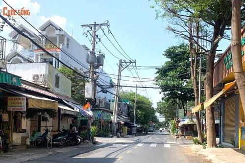 Nóng như 'chảo lửa', nhiều tuyến đường trung tâm TP HCM vắng bóng người