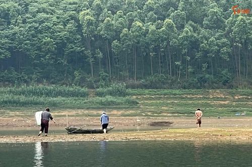 Nhịp sống bình yên trên hồ Thác Bà