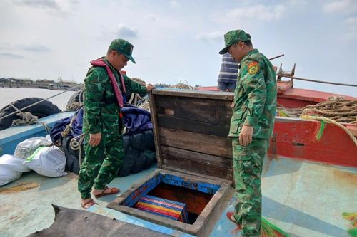 Phát hiện, bắt giữ 2 tàu cá vận chuyển trái phép khoảng 15.000 lít dầu DO trên vùng biển Ninh Bình
