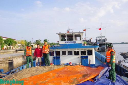 Hải đoàn Biên phòng 28 bắt giữ phương tiện vận chuyển cát trái phép