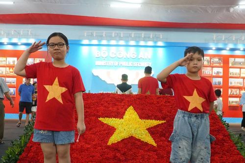 Người dân và du khách thích thú xem Triển lãm '80 năm An ninh nhân dân - Lá chắn bình yên'