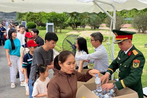 Hà Nội tặng 110.000 suất quà cho khách viếng Lăng Bác