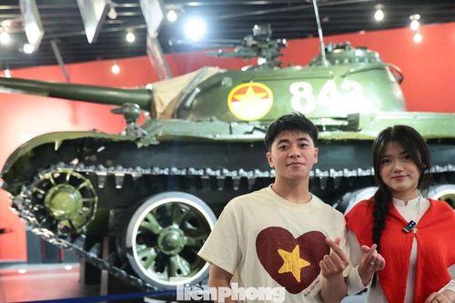 Giới trẻ xếp hàng check-in cùng 'Bảo vật Quốc gia' 843 và MiG-21