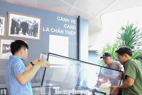 Người dân Đà Nẵng hào hứng xem vũ khí, thiết bị an ninh hiện đại