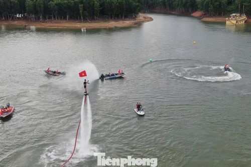 Lần đầu tiên trình diễn flyboard trên hồ Thác Bà