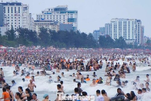 Chen chúc tắm biển Sầm Sơn