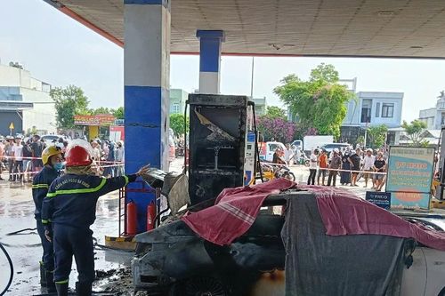 Ô tô bốc cháy ở cây xăng, hai người tử vong