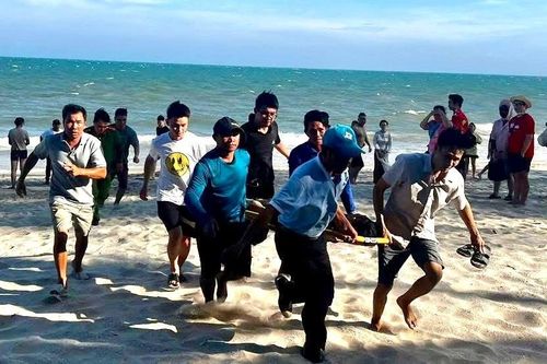Hai anh em bị sóng biển cuốn ra xa, một người tử vong