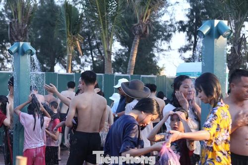 Du khách tố bị 'cấm cửa' tắm tráng, cơ quan chức năng Cửa Lò nói gì?