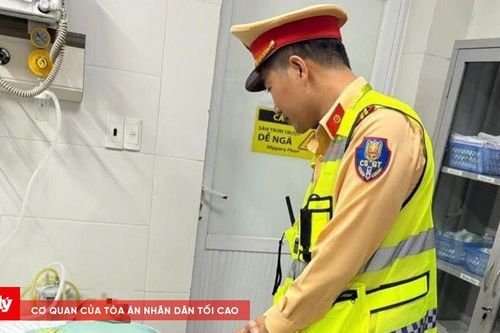 CSGT kịp thời đưa lái xe nghi đột quỵ đi cấp cứu trong đêm