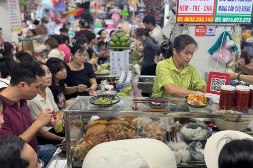 Chợ Cồn đông nghịt dịp lễ, du khách chen chân thưởng thức đặc sản Đà Nẵng