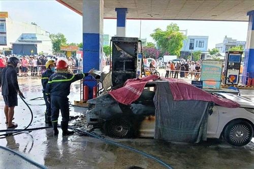 Ô tô bất ngờ bốc cháy ở cây xăng, hai thiếu niên không thoát kịp, tử vong