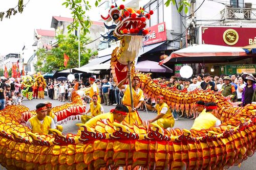 Hàng vạn người trẩy hội Đền Đô trong dịp nghỉ lễ 30/4 - 1/5