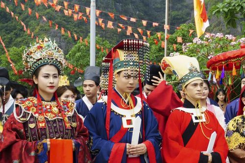 Trình diễn cổ phục vương triều nhà Trần ở Ninh Bình