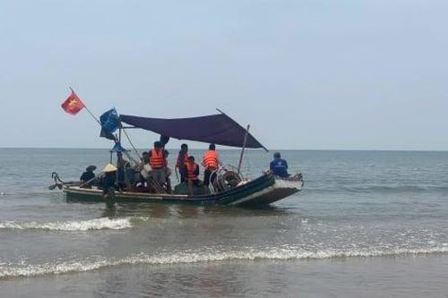 Dùng bè mảng chở khách du lịch trái phép tại biển Hải Tiến