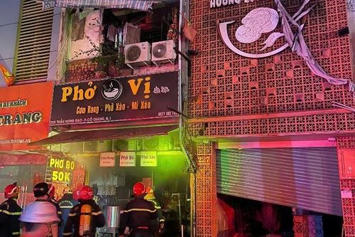 Cảnh sát kịp thời giải cứu 4 người mắc kẹt trong đám cháy đêm khuya