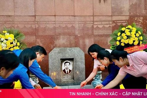 Nhiều người dân, du khách tri ân tưởng nhớ Tổng Bí thư Trần Phú