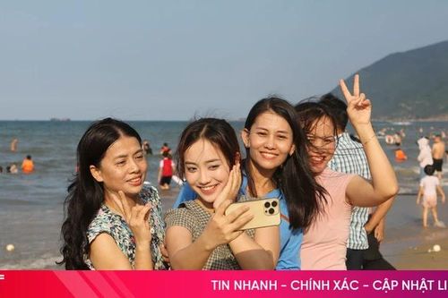 Biển Hà Tĩnh đông nghịt người dịp nghỉ lễ