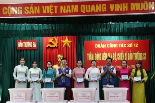 Trao tặng hơn 11 tỷ đồng cho quân dân Trường Sa và nhà giàn DK1
