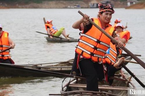 Náo nhiệt ngày hội đua thuyền nan giữa lòng hồ Thác Bà kỳ vĩ