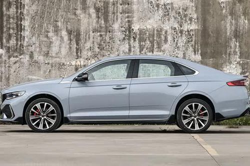 Xe sedan công suất 313 mã lực, tiêu thụ 3,98 lít xăng/100 km, giá hơn 400 triệu, so kè cùng Toyota Camry