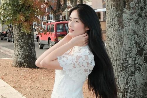 Ngẩn ngơ với visual dịu dàng của Ý Nhi tại Úc