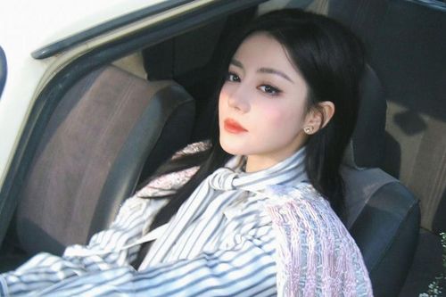 Địch Lệ Nhiệt Ba bị chê già nua, xuống sắc rõ rệt